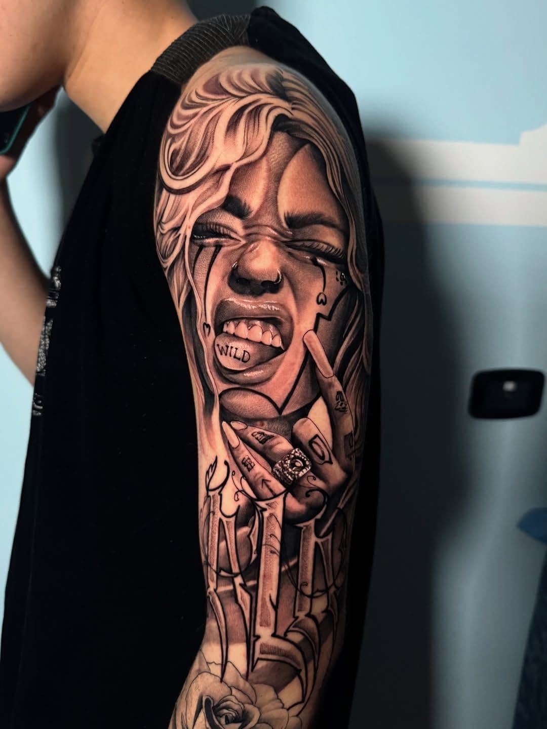Donna tatuata realistic